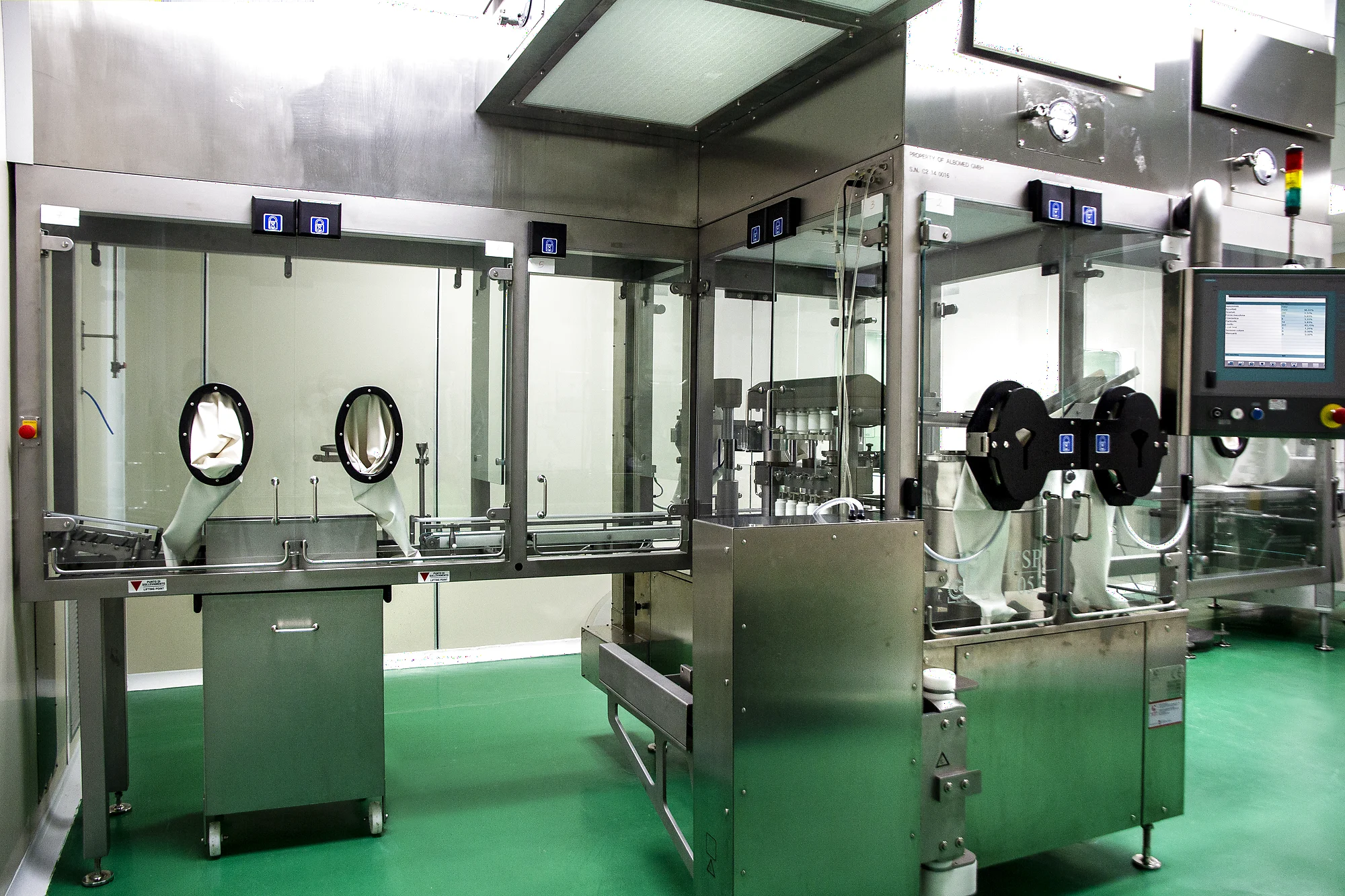 Reparto di produzione sterile con isolatore in camera bianca