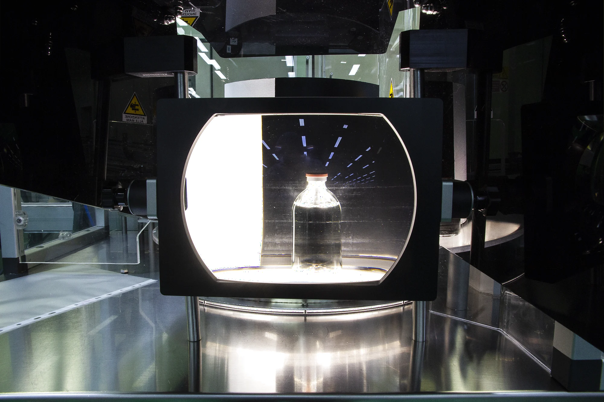 Ispezione visiva di un flacone sterile in controluce
