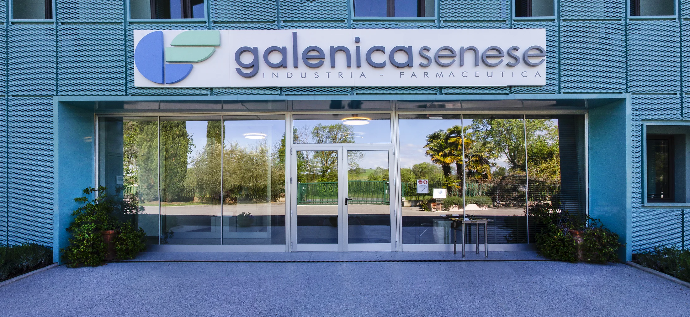 Ingresso e insegna dell'Industria Farmaceutica Galenica Senese a Monteroni d'Arbia (Siena)
