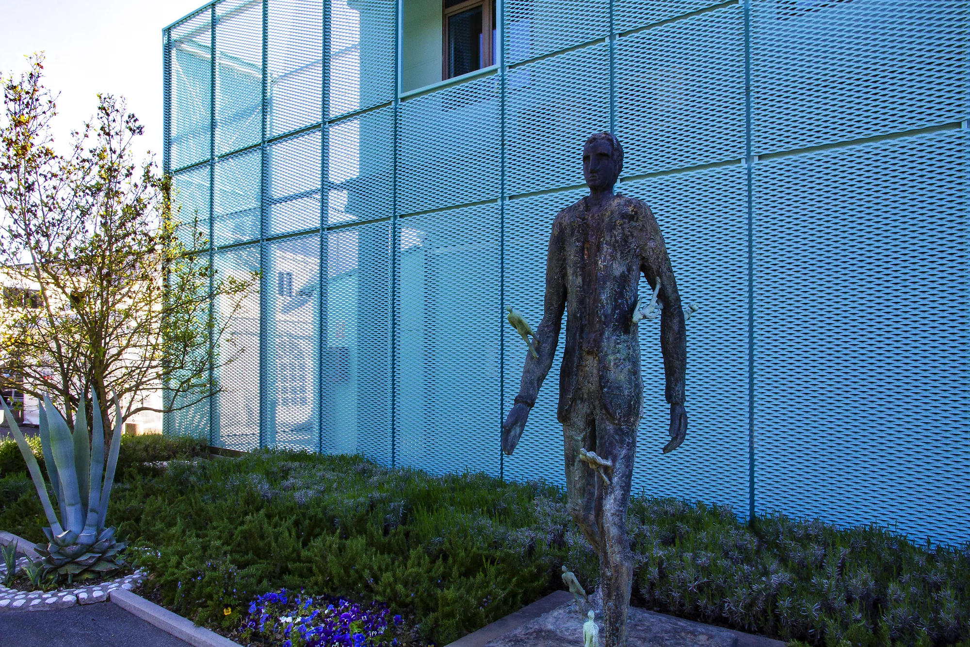 La sede Galenica Senese a Monteroni d'Arbia (Siena), con la scultura nel giardino